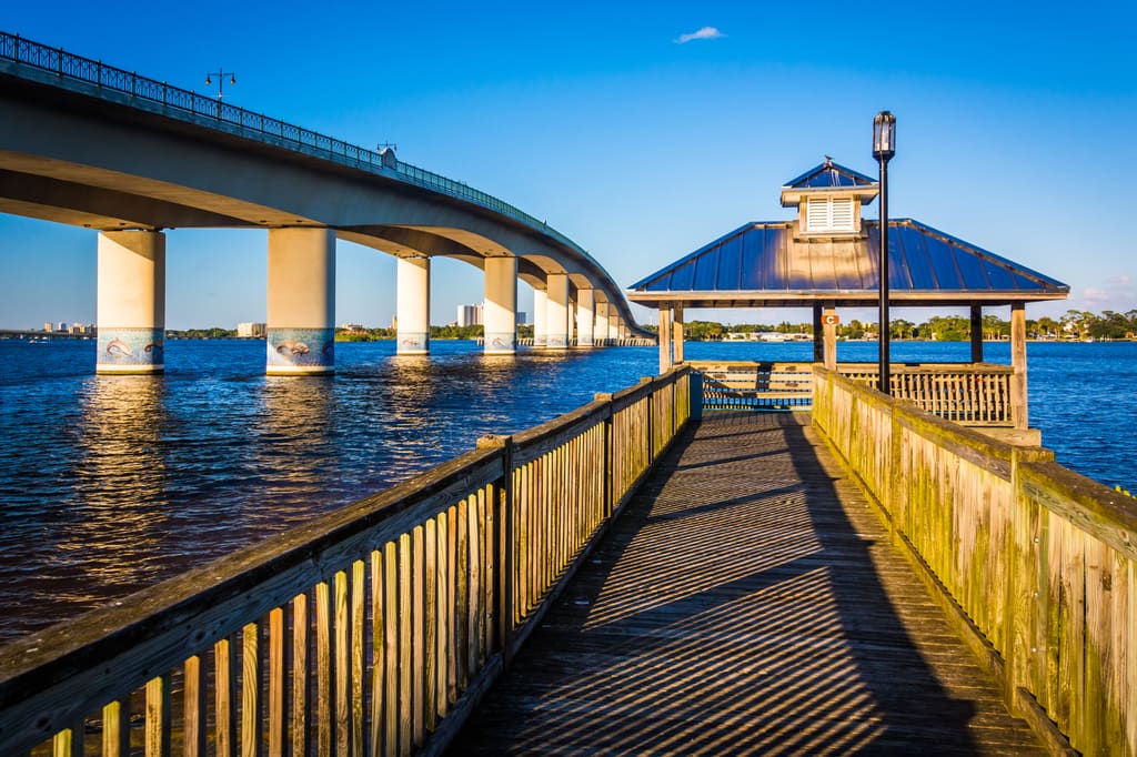 Un muelle de pesca y el puente sobre el río Halifax en Daytona Beach
