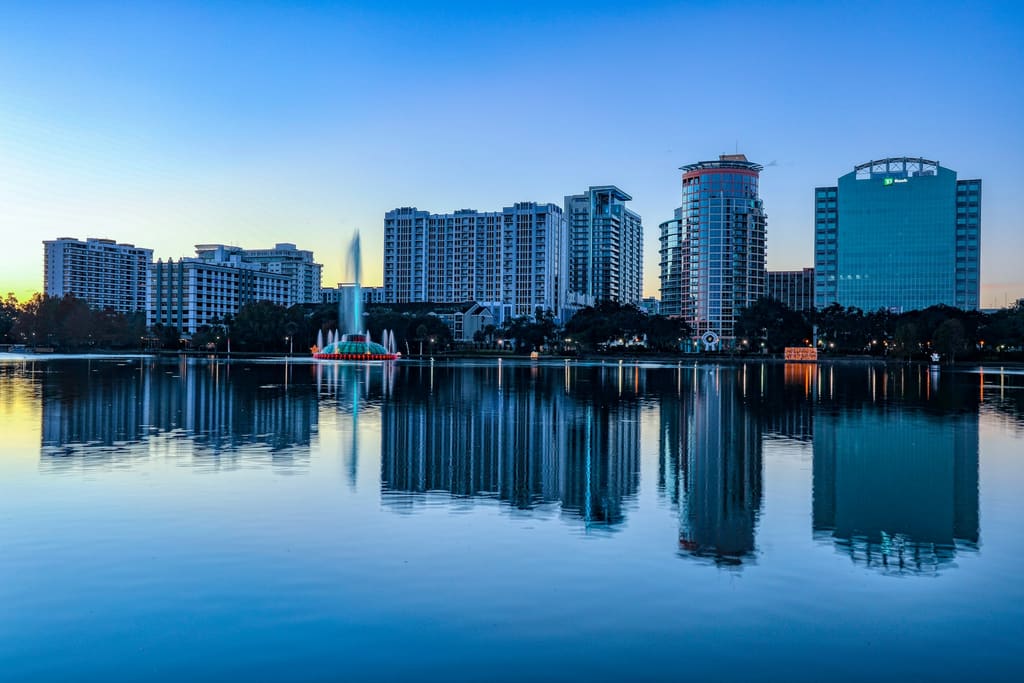 El horizonte del centro de Orlando y la fuente del lago Eola al anochecer