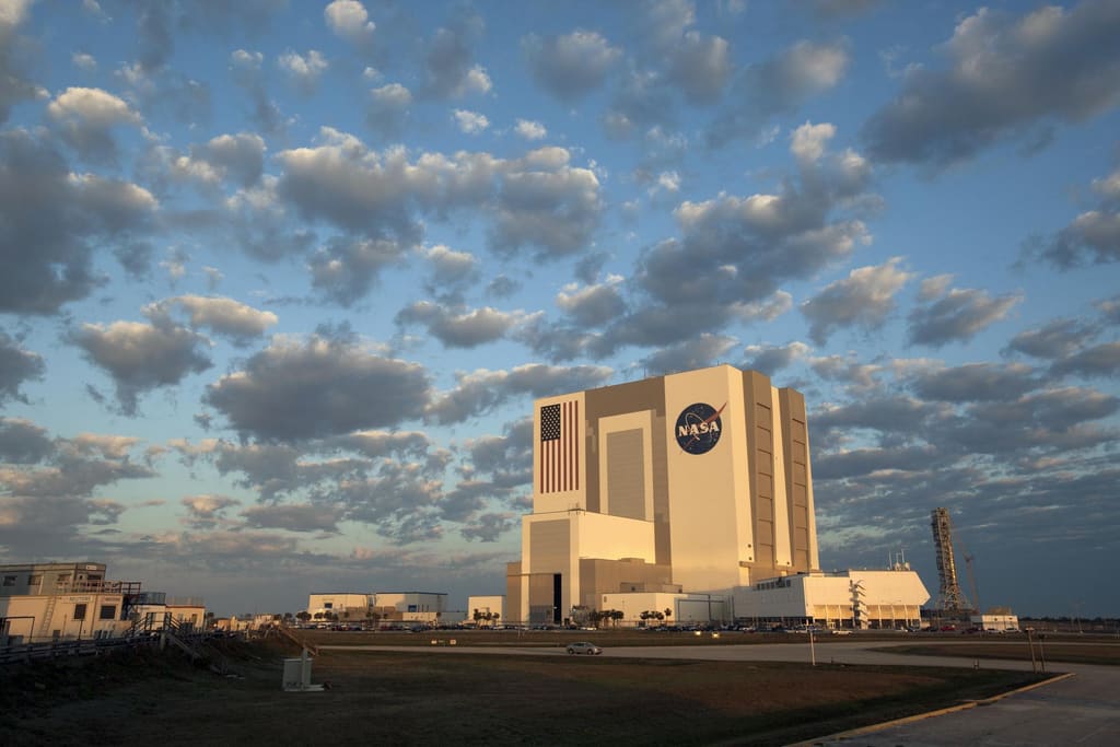 El Vehicle Assembly Building en Kennedy Space Center bajo un gran cielo de Florida